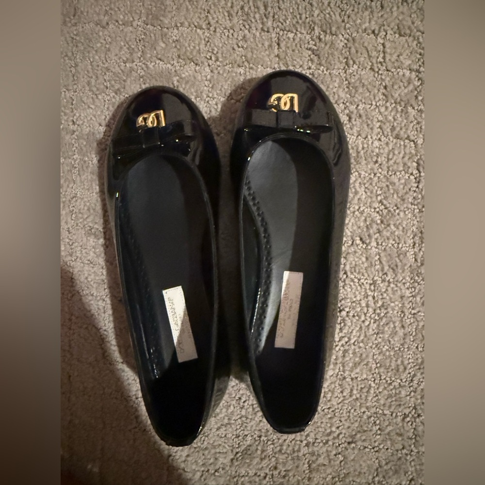 Dolce & Gabbana Black Patent Ballet Flats with Gold Logo Bow